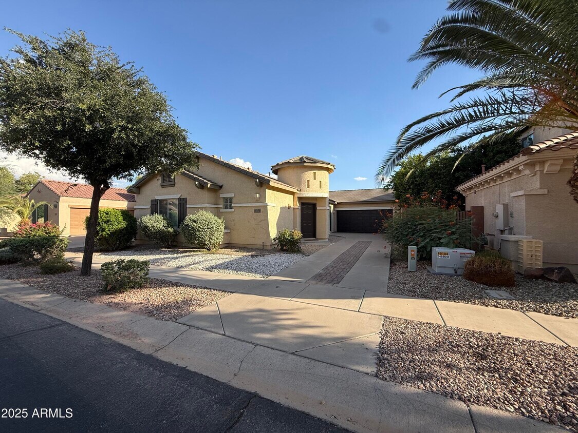Primary Photo - 885 E Cherry Hills Dr
