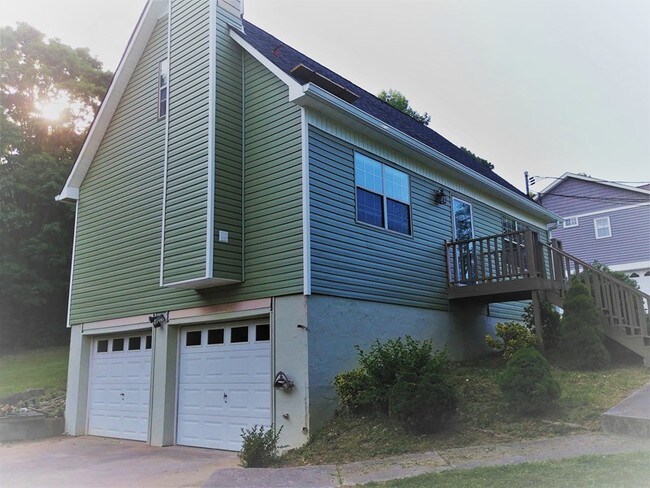 Building Photo - 2420 Chimney Ridge Rd