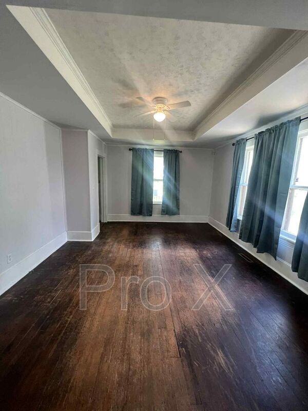 Foto del edificio - 2628 E 8th St