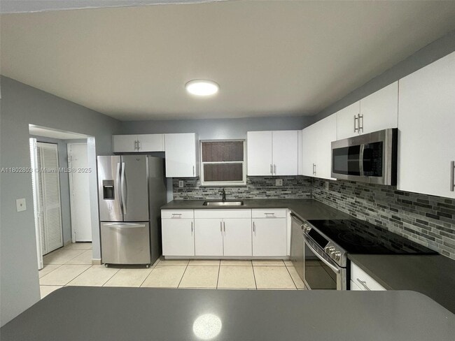 Building Photo - 1630 W 46th St