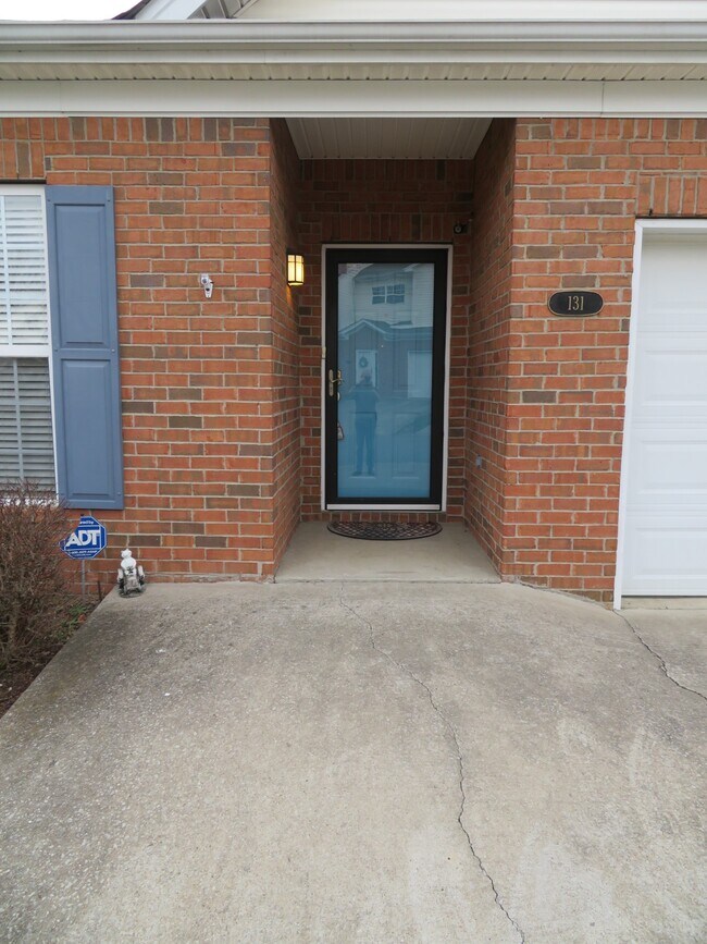 Foto del edificio - 131 Canton Ct