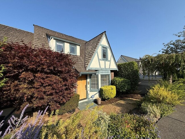 Building Photo - 2466 Montavista Pl W