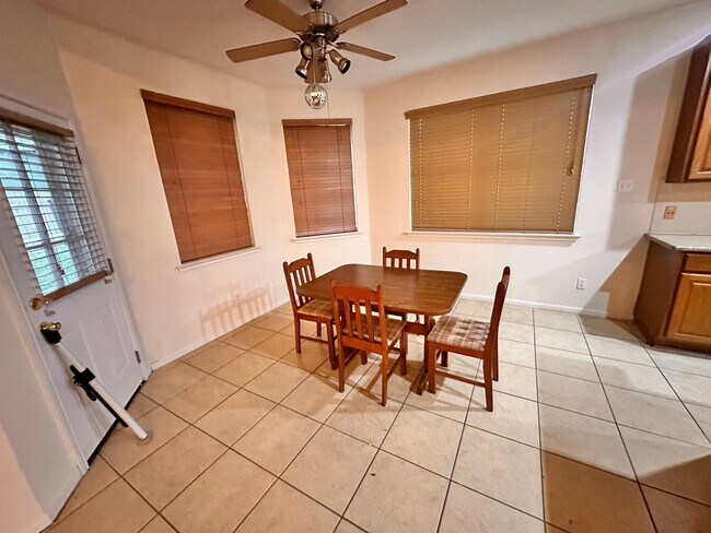 Foto del edificio - Room in Single Family Home on Fort Grant Dr