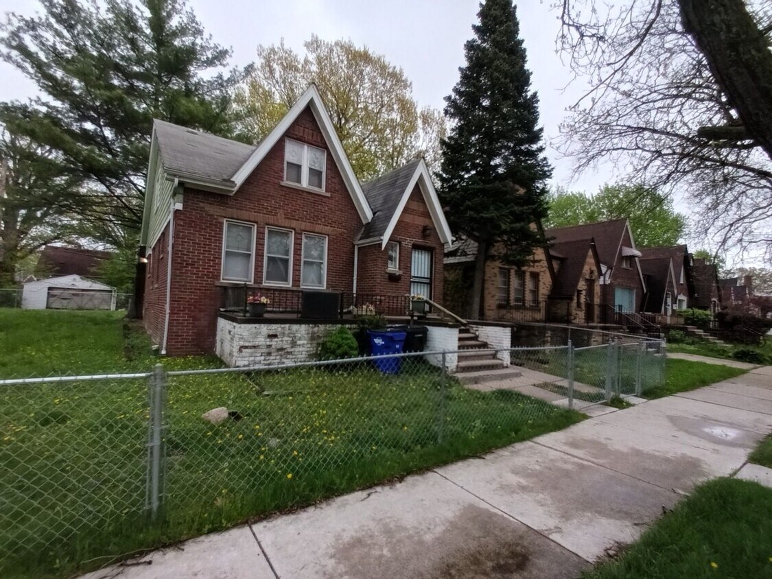 Foto principal - 4 bedroom 2 bath brick colonial NOW AVAILA...