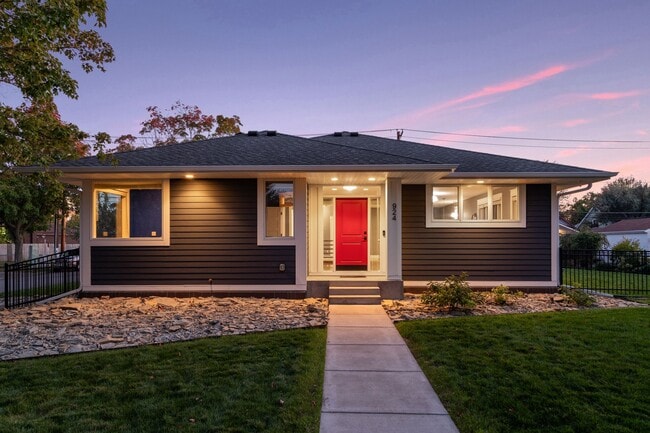 Bordes de acero y piedra caliza. - 924 Eleanor Ave