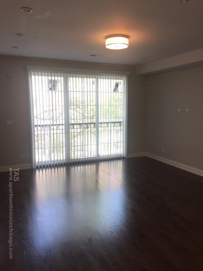 Foto del edificio - 2538 N Southport Ave