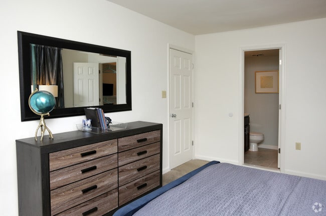 2BR, 1.5BA - 917 SF - Park East Apartments