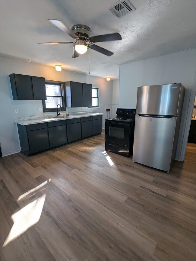 Building Photo - 112 N 5th St