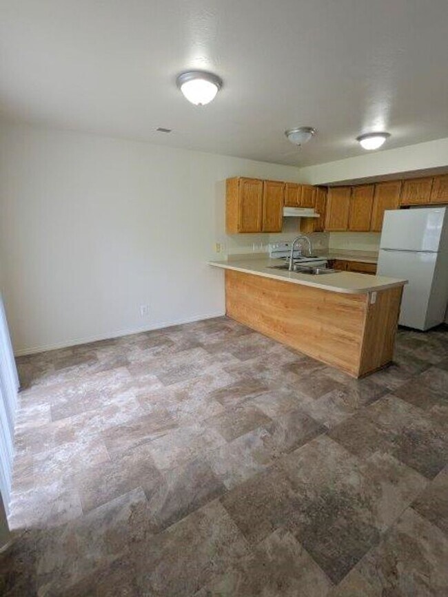 Building Photo - 2 weeks rent free! 3 Bed 1.5 Bath Townhous...