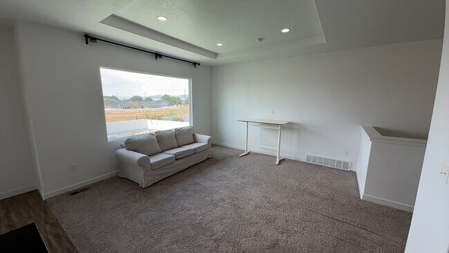 Foto del edificio - 8285 Lakeshore Dr