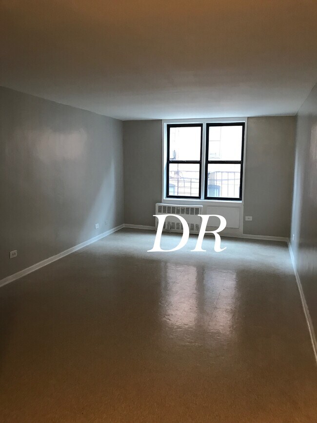 Building Photo - 425 E 96th St