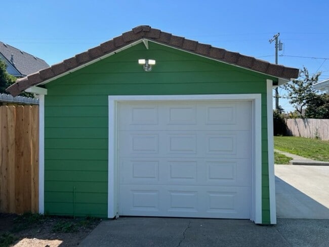 Building Photo - East Eureka! Top to bottom remodel, 2/1 house w/ garage