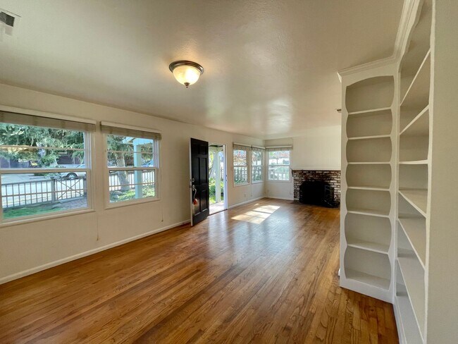 Building Photo - Adorable Two-Bedroom in the Hillcrest Area of Pacific Grove!