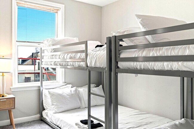 Building Photo - 128 Bainbridge St