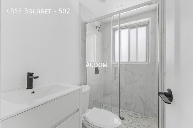 Interior Photo - Bourret