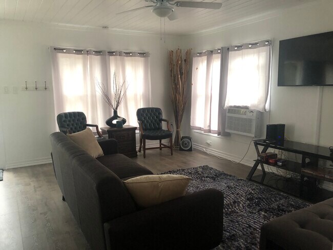 Sala de estar - 2427 W Southcross Blvd