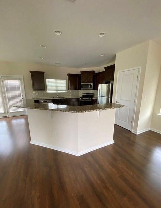 Building Photo - 305 Castleton Cir