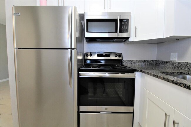 Foto del edificio - 3001 Bee Ridge Rd