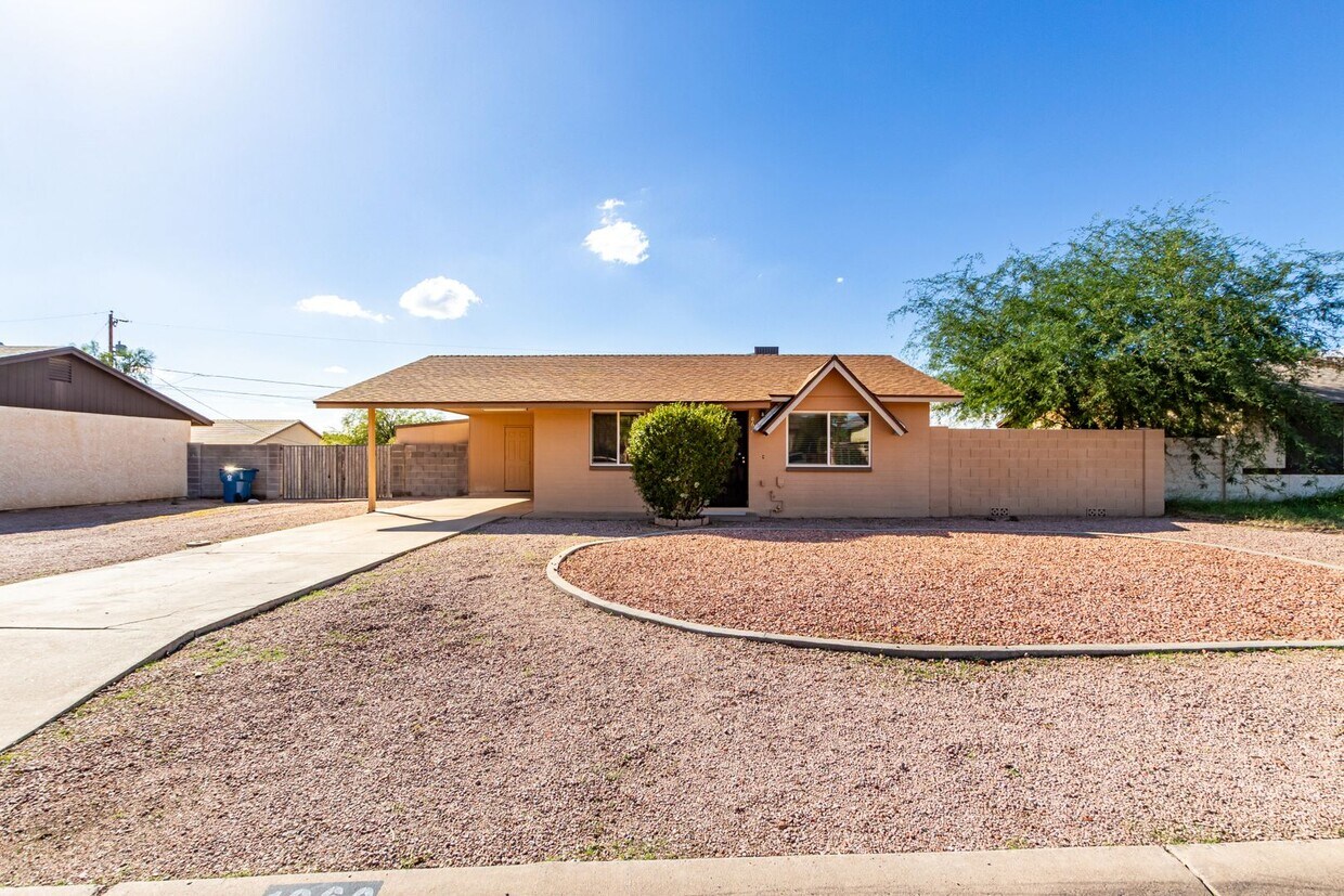 Primary Photo - Charming 3bed/2 bath with huge lot