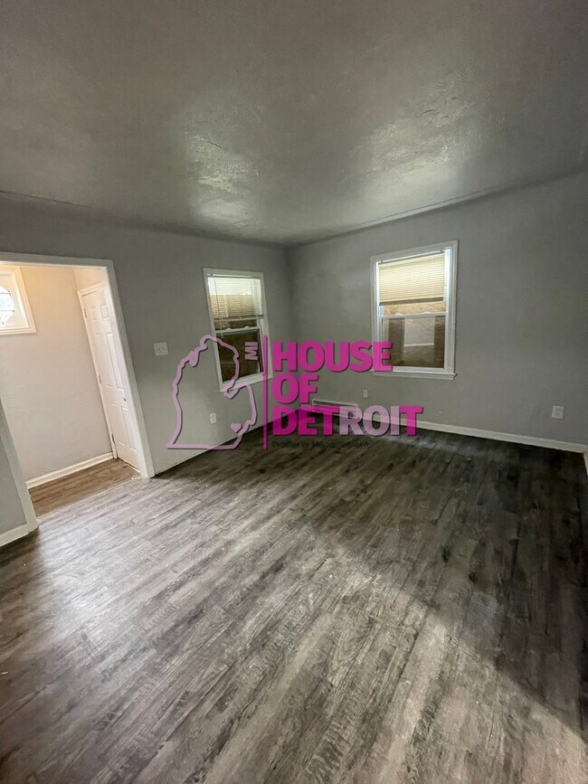 Building Photo - 3 BEDROOM | 2 BATH | FREE PRE SCREEN