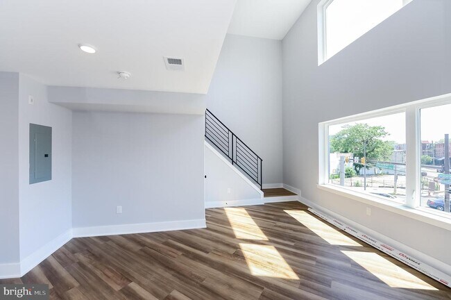 Building Photo - 3965 Lancaster Ave