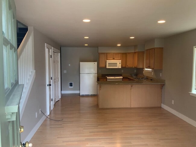 Building Photo - 5 Bedroom Duplex in University Area