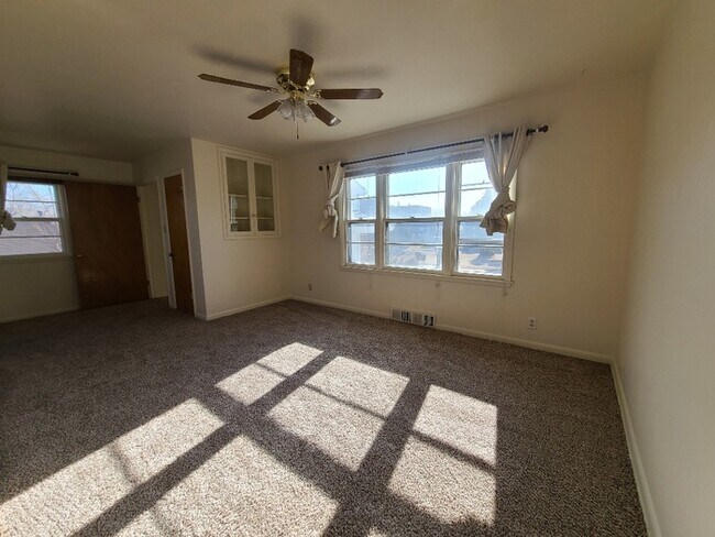 Foto del edificio - 2618 Henderson Dr