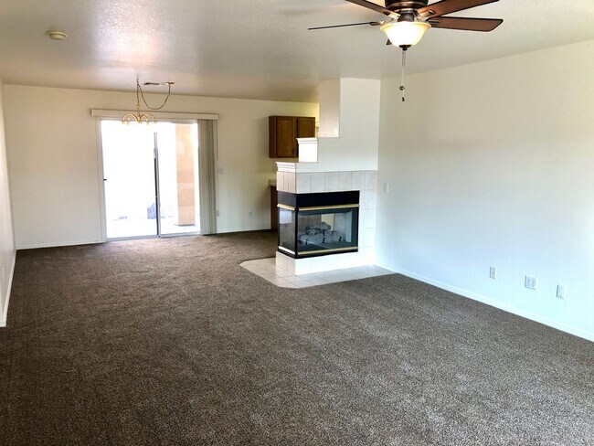 Building Photo - Beautiful 2 Bedroom, 2 bathroom Home in El Camino Village!