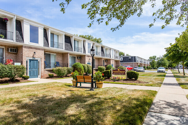 Emerson Square - Emerson Square Apartments