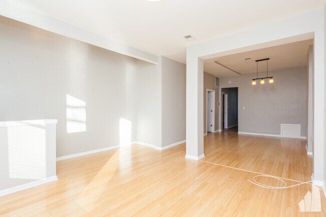 Building Photo - 3609 S Giles Ave