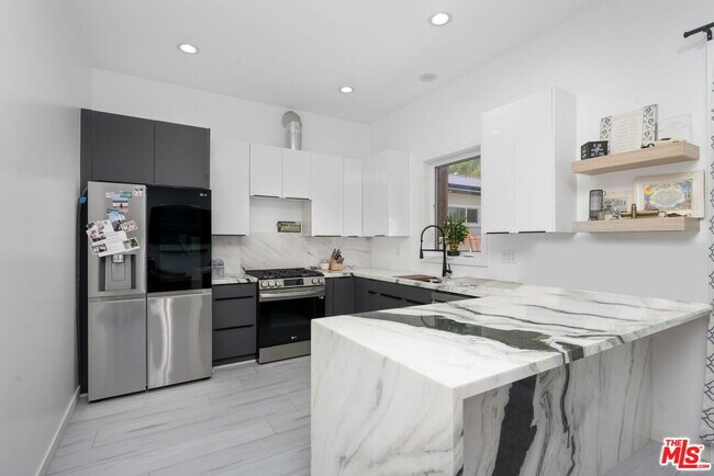 Foto del edificio - 6243 Wilbur Ave