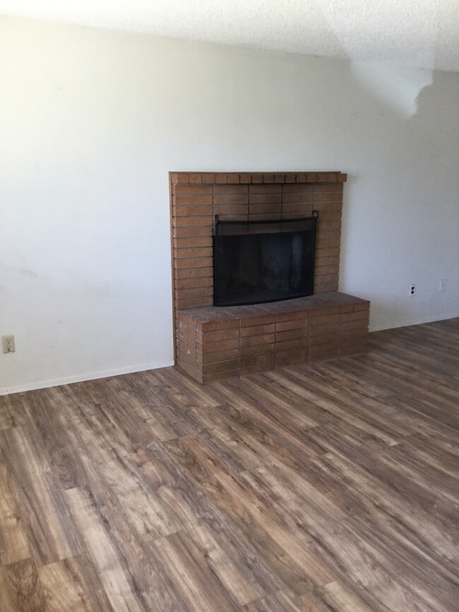 Building Photo - 3 Bedroom 2 Bath house