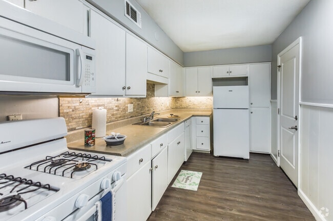 2BR, 1BA - 950SF - Kitchen - The Midtowner