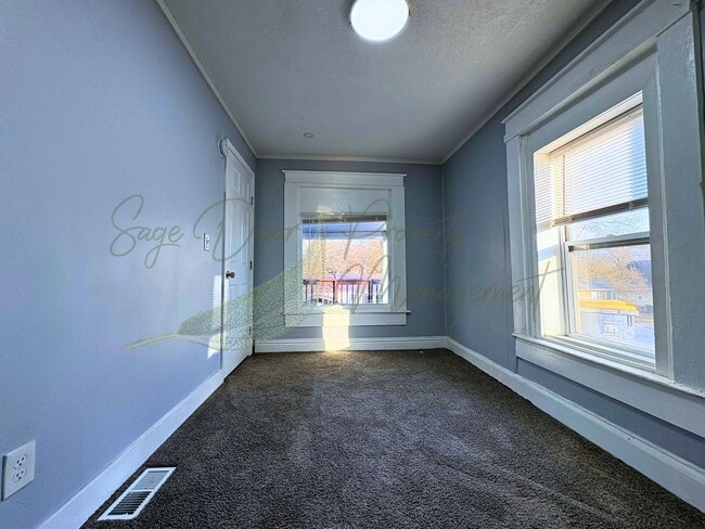 Foto del edificio - HUGE MASTER BEDROOM