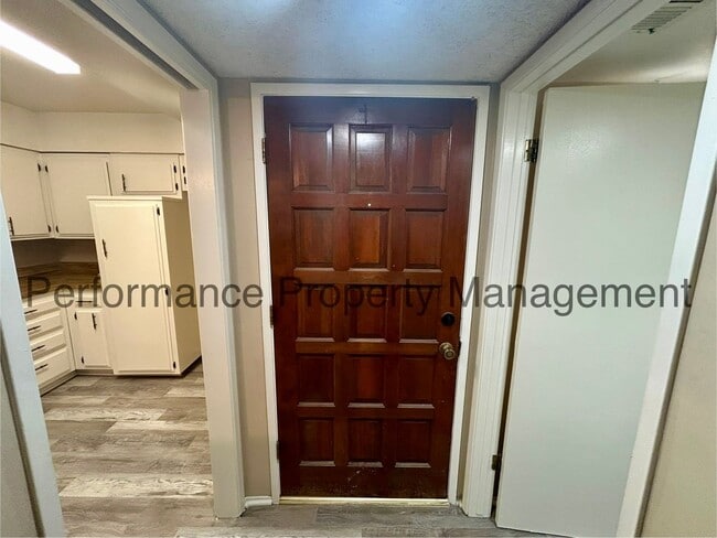 Building Photo - Dreamy 3 Bed/2 Bath Condo in SE Bakersfiel...