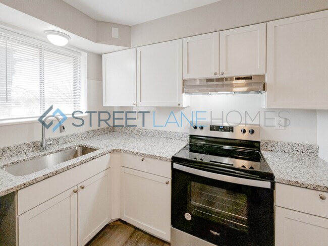 Foto del edificio - NOW OFFERING $250 OFF FIRST FULL MONTH IF ...