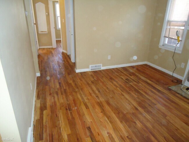 Building Photo - 3 br, 1 bath House - 20275 Fairport St