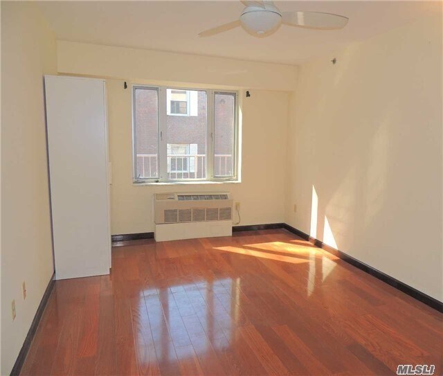 Foto del edificio - 64-34 Grand Central Pkwy