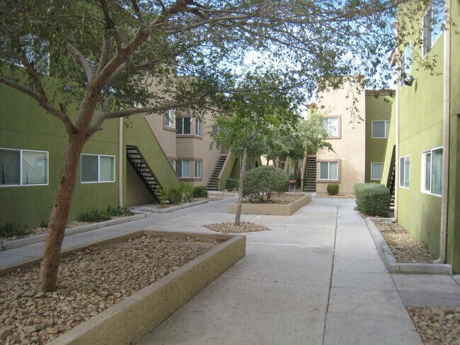 Foto del edificio - 1844 N Decatur Blvd