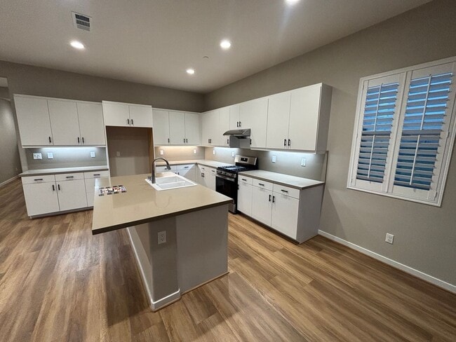Building Photo - 4 Bedroom Home for Rent in Santa Clarita.