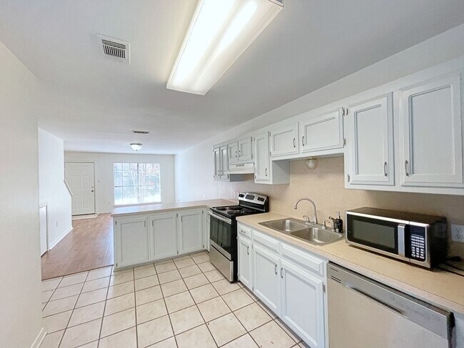 Building Photo - 2 Bedroom Townhouse off Perkins in Gated c...