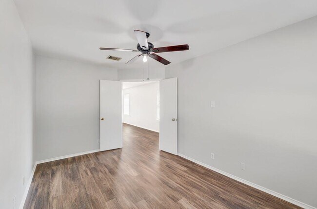Foto del edificio - 207 Lombard Dr