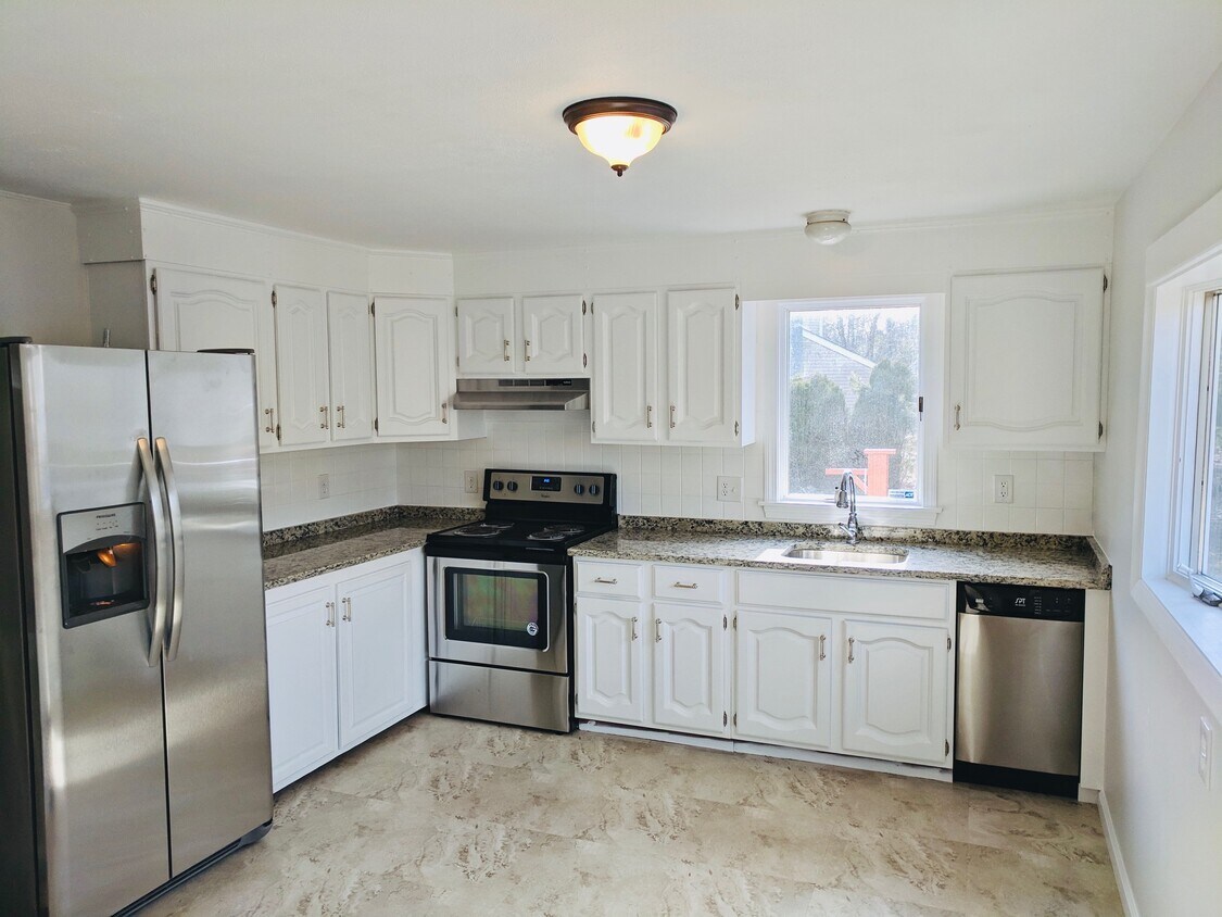 7 Michigan Cir, Montville, CT 06370 House Rental in Montville, CT