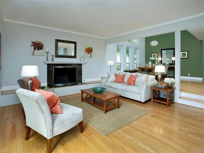 Building Photo - Gorgeous Contemporary 4 Bedroom Home with ...