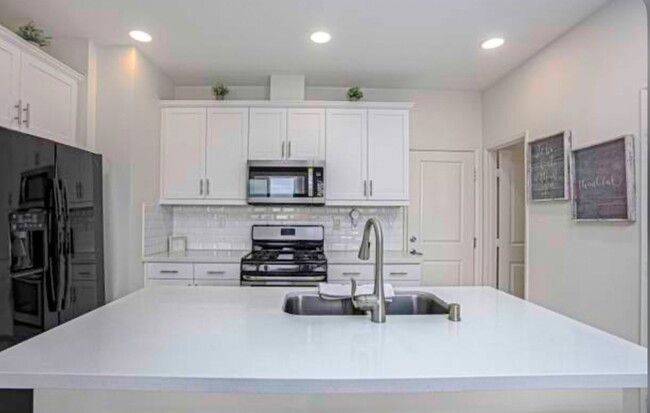 Building Photo - 3 BR, 2.5 BA townhome for rent in Otay Mes...