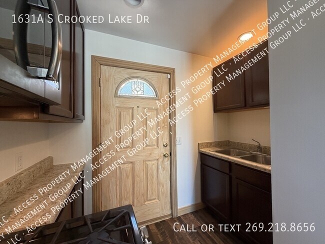 Foto del edificio - 1631 S Crooked Lake Dr