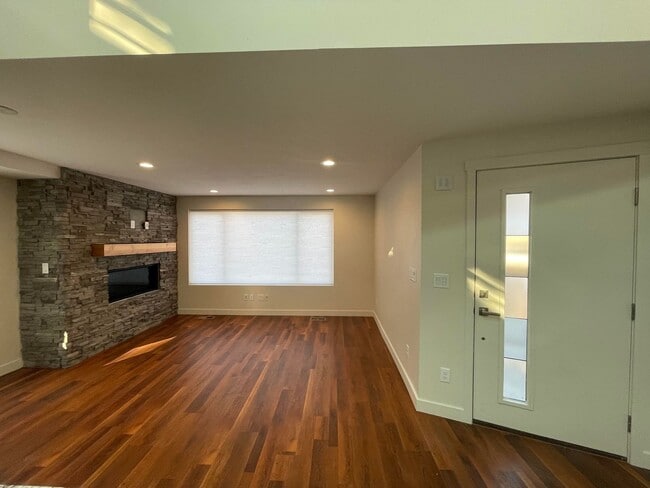Building Photo - Welcome to this stylish and modern 2-bedro...