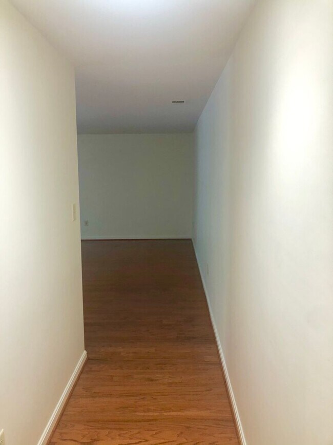Building Photo - Updated 2 Bedroom Lower Level Condo in Glen Burnie!