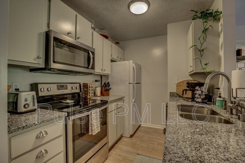 28 Woodland Hills Dr Unit 6, Southgate, KY 41071 Condo for Rent in