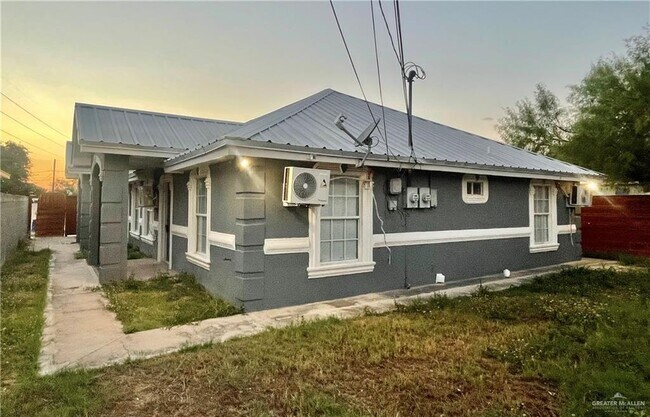 Foto del edificio - 144 Redwood Rd